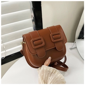 Détail du sac besace vintage marron avec doubles boucles carrées et similicuir lisse et doux