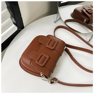 Détail du sac besace marron rétro avec boucle carrée et finitions dorées élégantes
