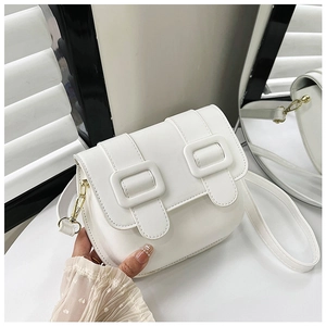 Détail du sac besace blanc en cuir PU avec boucles carrées et crochets dorés chics