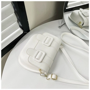 Gros plan d'un sac besace blanc vintage avec crochets dorés et sangles à boucles parallèles