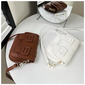 Détails des sacs selle vintage britanniques en marron et blanc avec boucles dorées