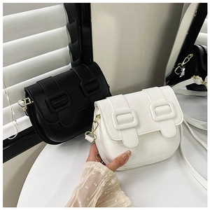 Détails de sacs selle minimalistes noir et blanc avec boucles carrées et ferrures dorées