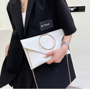 Pochette enveloppe blanche avec poignée ronde dorée et détails de la chaîne fine