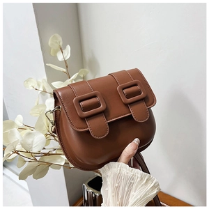 Détails du sac besace vintage marron avec boucles carrées et finitions de couture précises