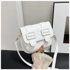 Gros plan sur le sac besace blanc vintage avec boucles carrées et détails métalliques dorés