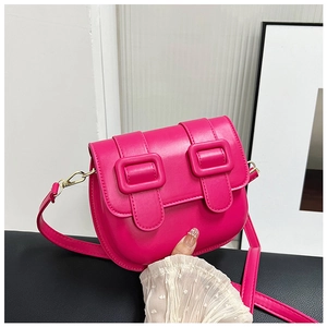 Vue détaillée du sac besace magenta en cuir PU avec boucles carrées et ferrures dorées