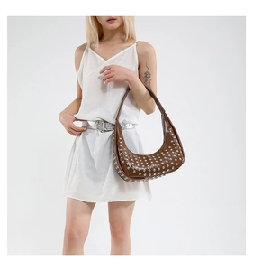 Detailansicht der braunen Hobo-Tasche mit polierten Silbernieten und Punk-Stil