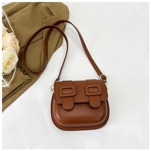Détail du sac besace marron en cuir PU avec bandoulière réglable et doubles boucles carrées