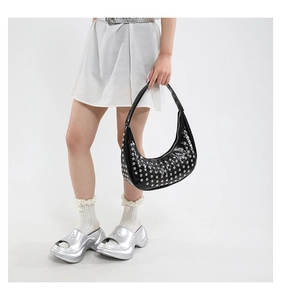 Detailansicht der schwarzen Leder-Hobo-Bag mit silbernen Nieten im Y2K-Punk-Mode-Stil