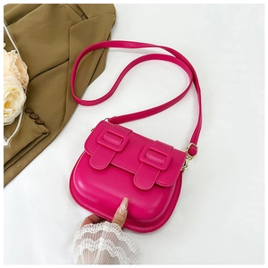 Vue détaillée du sac bandoulière magenta montrant la boucle double et le métal doré
