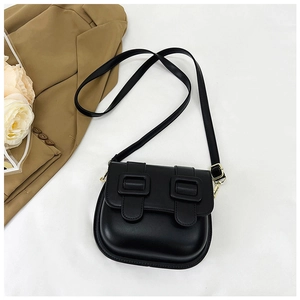 Vue détaillée du sac besace noir en cuir avec boucles décoratives et finitions dorées