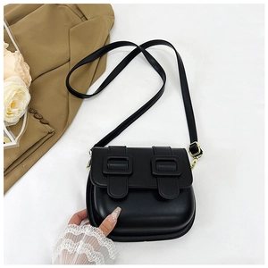 Détails du sac besace rétro noir avec boucles carrées et garnitures dorées réglables