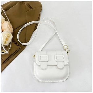 Détail du sac de selle en cuir blanc avec doubles boucles et bandoulière dorée réglable