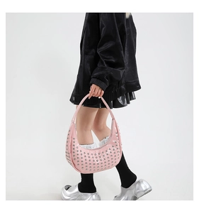 Detailansicht der rosa Hobo-Tasche mit silbernen Nieten im modischen Y2K-Stil