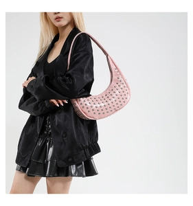 Detail der rosa Hobo-Tasche mit silbernen Nieten und polierter Leder-Oberfläche