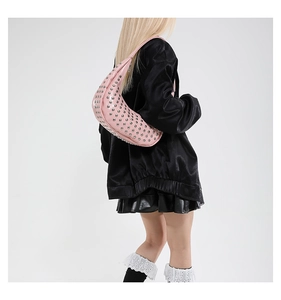 Rückansicht einer rosa halbmondförmigen Schultertasche mit silbernen Nieten