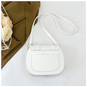 Vue détaillée de l'arrière d'un sac besace blanc en similicuir avec une poche plate pratique