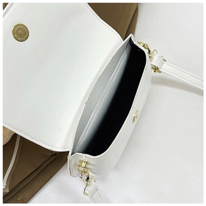 Détail du sac besace blanc ouvert montrant le compartiment interne et le fermoir doré