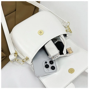 Détail de la capacité intérieure montrant un smartphone et des lunettes dans le sac blanc