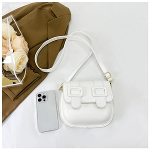 Détails de la sacoche de selle blanche en cuir PU avec boucles et bandoulière réglable