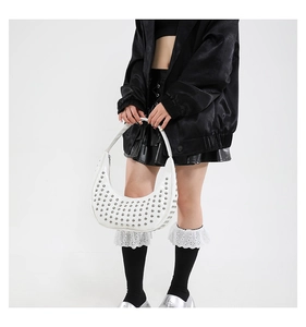 Detailansicht einer weißen Punk-Halbmondtasche mit silbernen Nieten für Damen