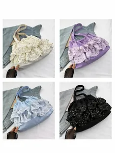 Detalle de cuatro bolsos tote con volantes florales en colores crema, violeta, azul y negro