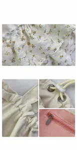 Detalle del bolso de gasa floral con asa con volantes, ojales y bolsillo interior con cremallera