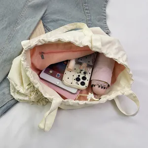 Detalle del interior espacioso con bolsillo con cremallera y artículos de uso diario