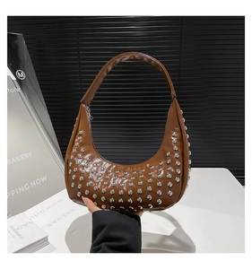 Detailaufnahme der braunen Hobo-Tasche mit silbernen Nieten im Punk-Stil-Design