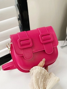 Sacoche vintage rouge rose élégante avec finition mate et détails en métal doré