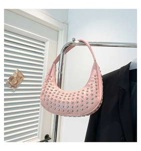 Detailansicht der rosa Hobo-Tasche mit polierten Silbernieten und glänzendem Lederfinish