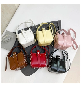 Vue de dessus de sacs seaux en six couleurs avec clous argentés et cuir brillant