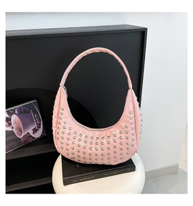 Detailansicht der rosa Halbmond-Tasche mit silbernen Nieten und Reißverschluss