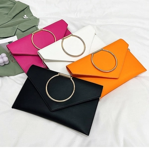 Vue à plat de quatre pochettes enveloppes colorées avec grands anneaux dorés et chaînes