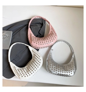 Drei besetzte PU-Leder Halbmond Hobo-Taschen in Pink Weiß und Silber auf einem Tisch präsentiert