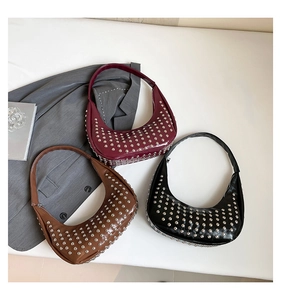 Schicke besetzte Halbmond-Taschen in Burgund, Braun und Schwarz mit Metallic-Nieten