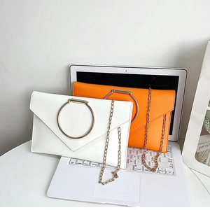 Détail des pochettes enveloppes blanches et orange avec anneau doré et chaîne