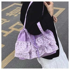 Primer plano del bolso tote de lona morada con volantes florales y textura de tela