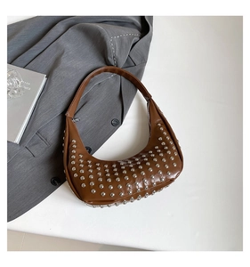 Detailansicht der dunkelbraunen Hobo-Tasche mit Silbernieten und glattem Metallreißverschluss