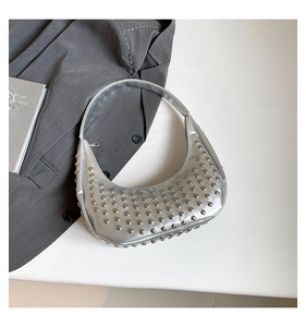 Detaillierte Draufsicht einer silbernen Hobo-Tasche mit Nieten im Punk-Stil