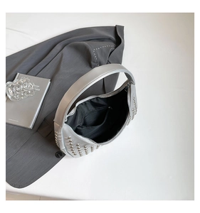 Detailansicht der silbernen Punk-Tasche mit Innenfutter und Metallnieten-Akzenten