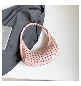 Detailansicht der pinkfarbenen Punk-Tasche mit silbernen Nieten auf glänzendem Kunstleder