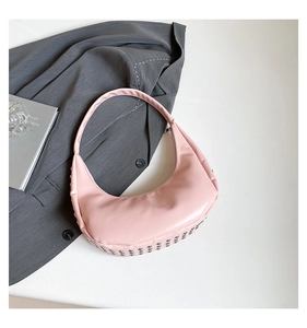 Detailansicht der silbernen Nieten am Boden einer hellrosa Leder-Hobo-Schultertasche