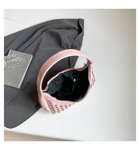 Detailansicht der pinkfarbenen Punk-Tasche mit Nieten und internem Reißverschlussfach