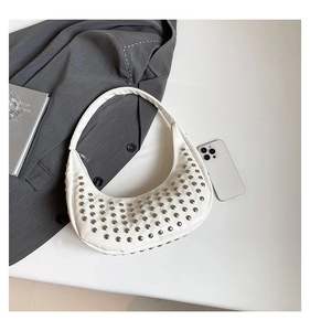 Detailansicht einer weißen Hobo-Tasche mit silbernen Nieten und glattem, mattem Leder