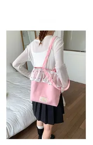 Schulteransicht der rosa Canvas-Einkaufstasche mit weißer floraler Spitzenrüsche und großem Fach