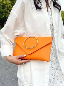 Pochette enveloppe orange élégante avec poignée anneau dorée et bandoulière chaîne