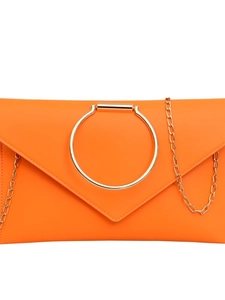 Pochette enveloppe orange élégante avec poignée anneau doré et fine bandoulière chaîne