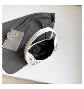 Detail der weißen Moon-Hobo-Tasche mit Nieten-Dekor, Innentasche und großem Volumen