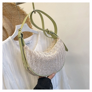 Dettaglio della trama intrecciata della borsa a mezzaluna beige con tracolla in pelle